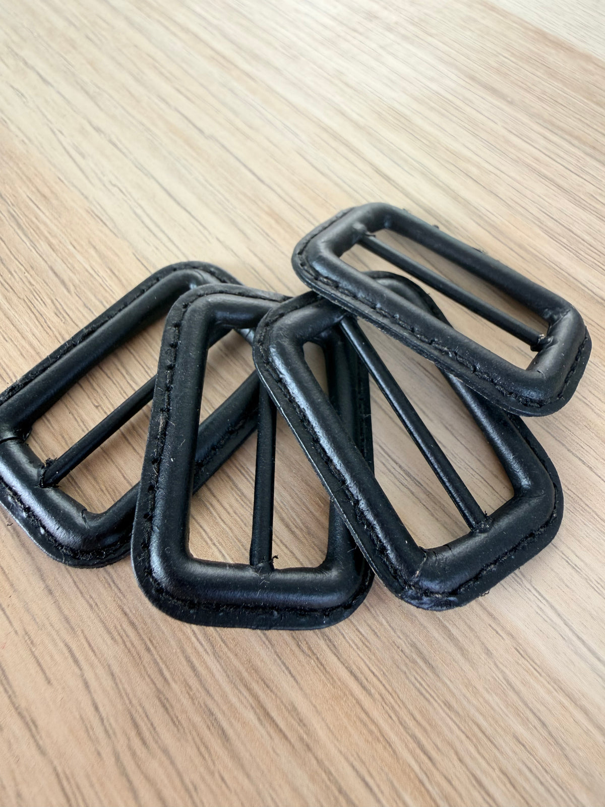 BOUCLES IMITATIONS CUIR NOIRES – 4,5 × 3 cm
