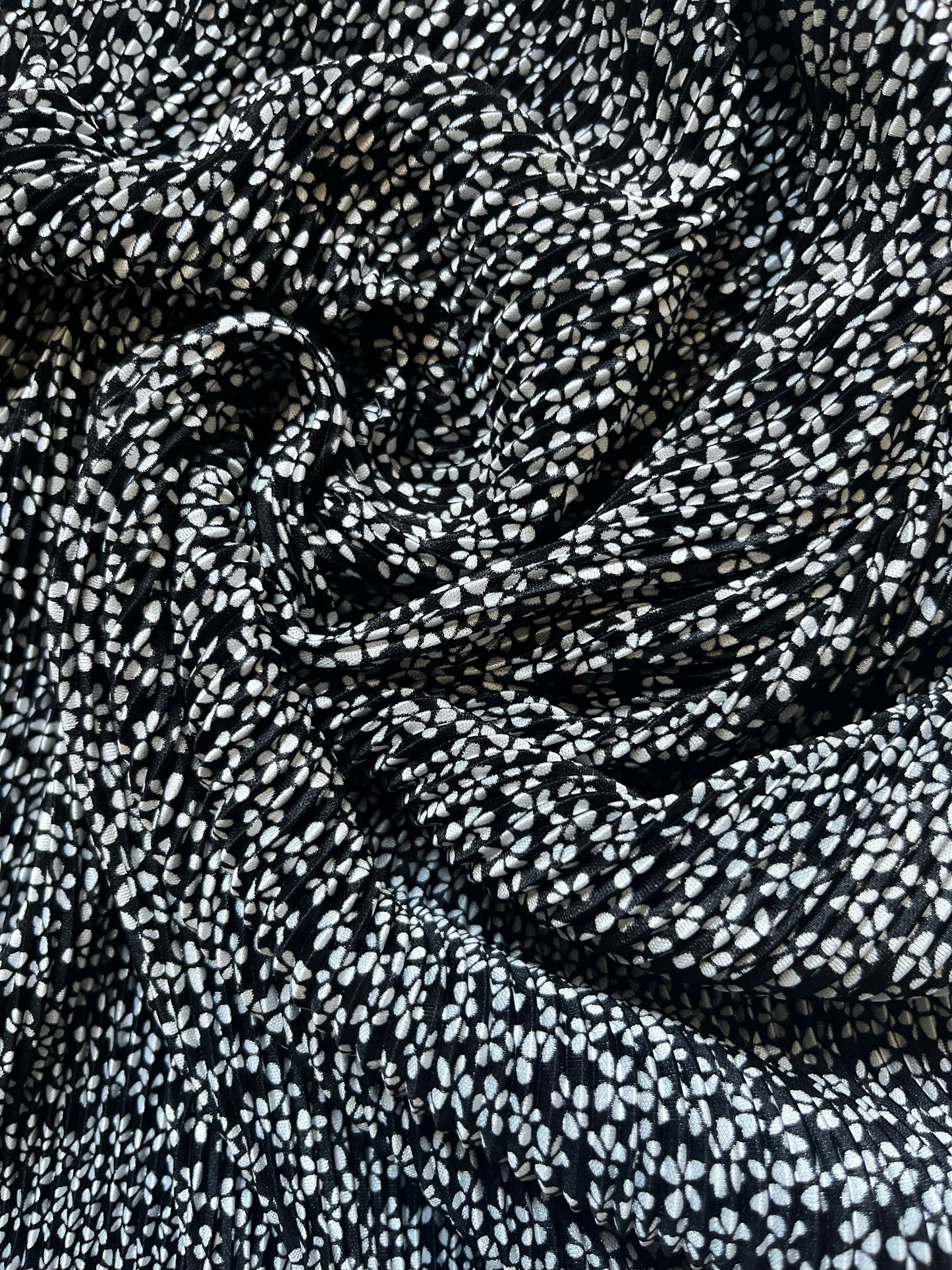 ELEGANZSTOFF – Schwarz plissiert