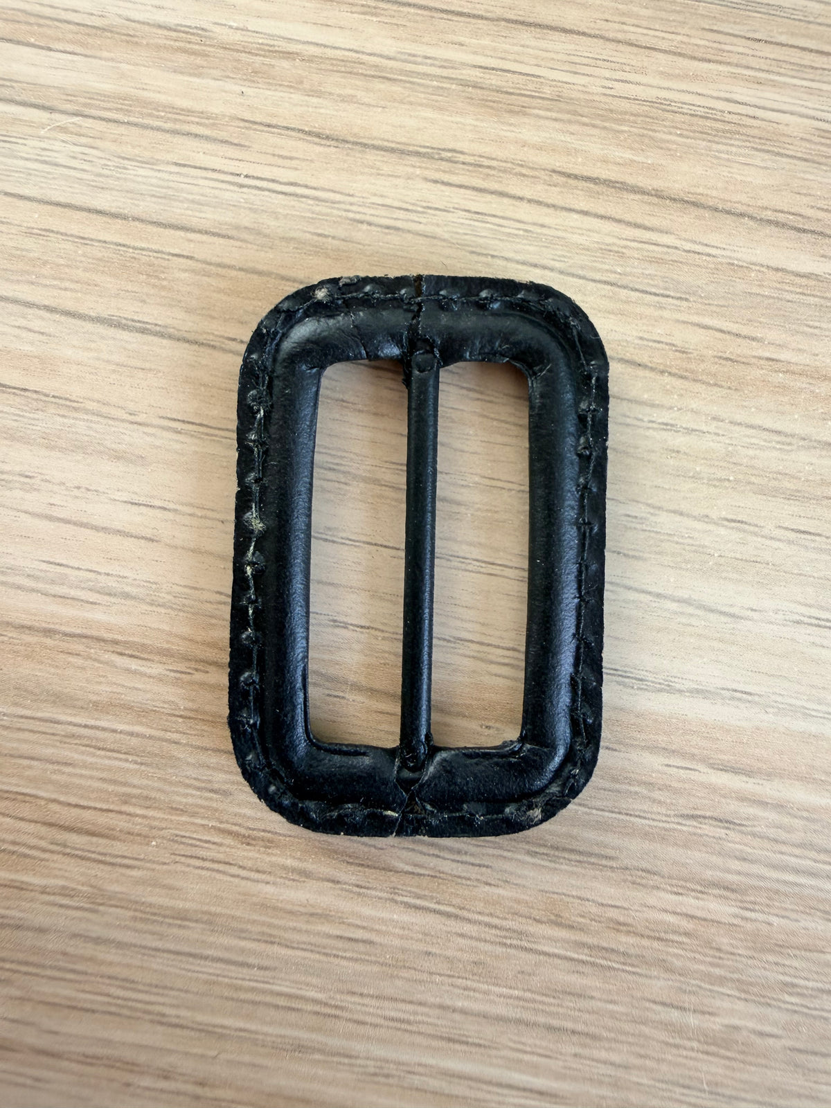 BOUCLES IMITATIONS CUIR NOIRES – 4,5 × 3 cm
