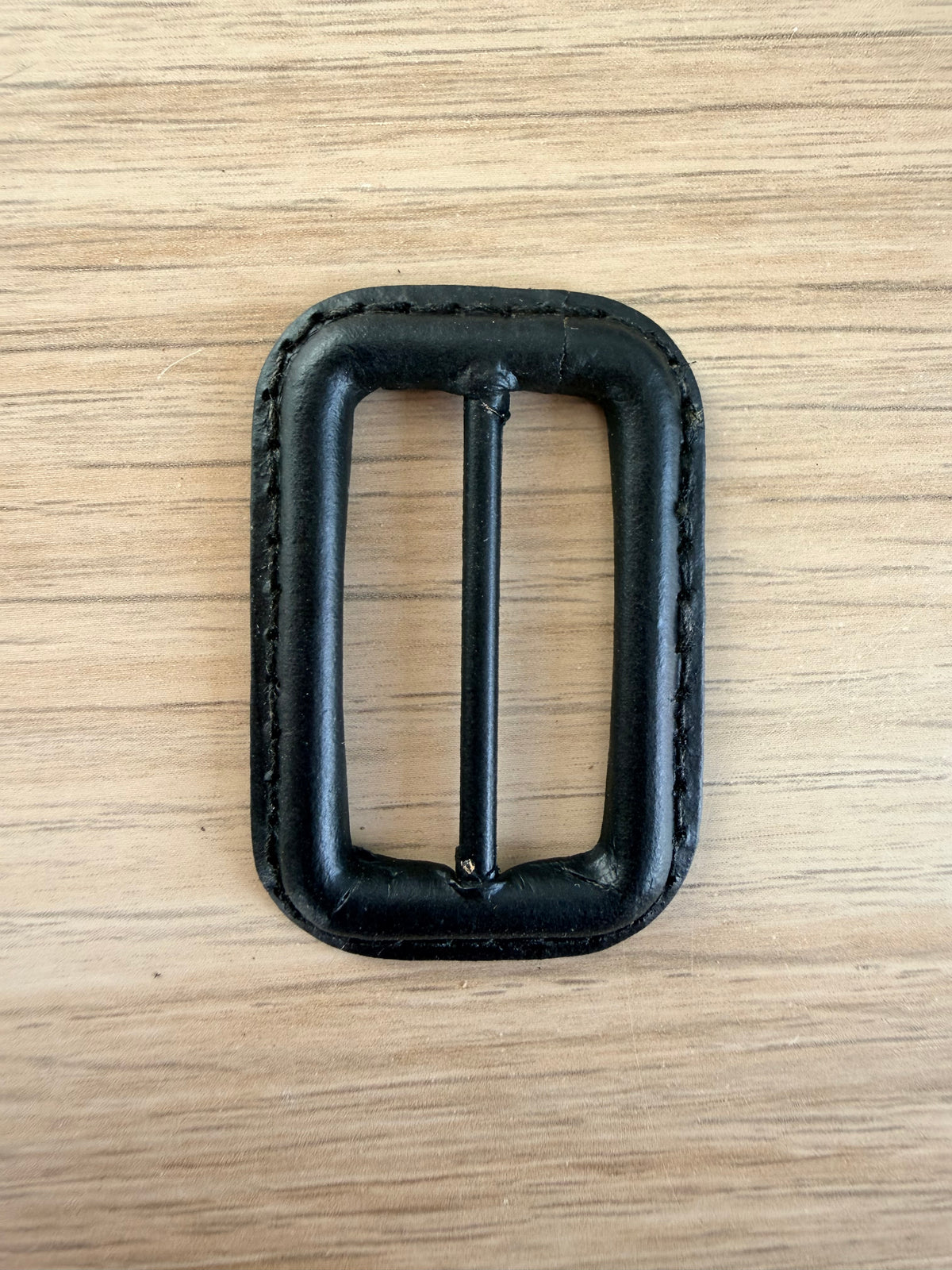 BOUCLES IMITATIONS CUIR NOIRES – 4,5 × 3 cm