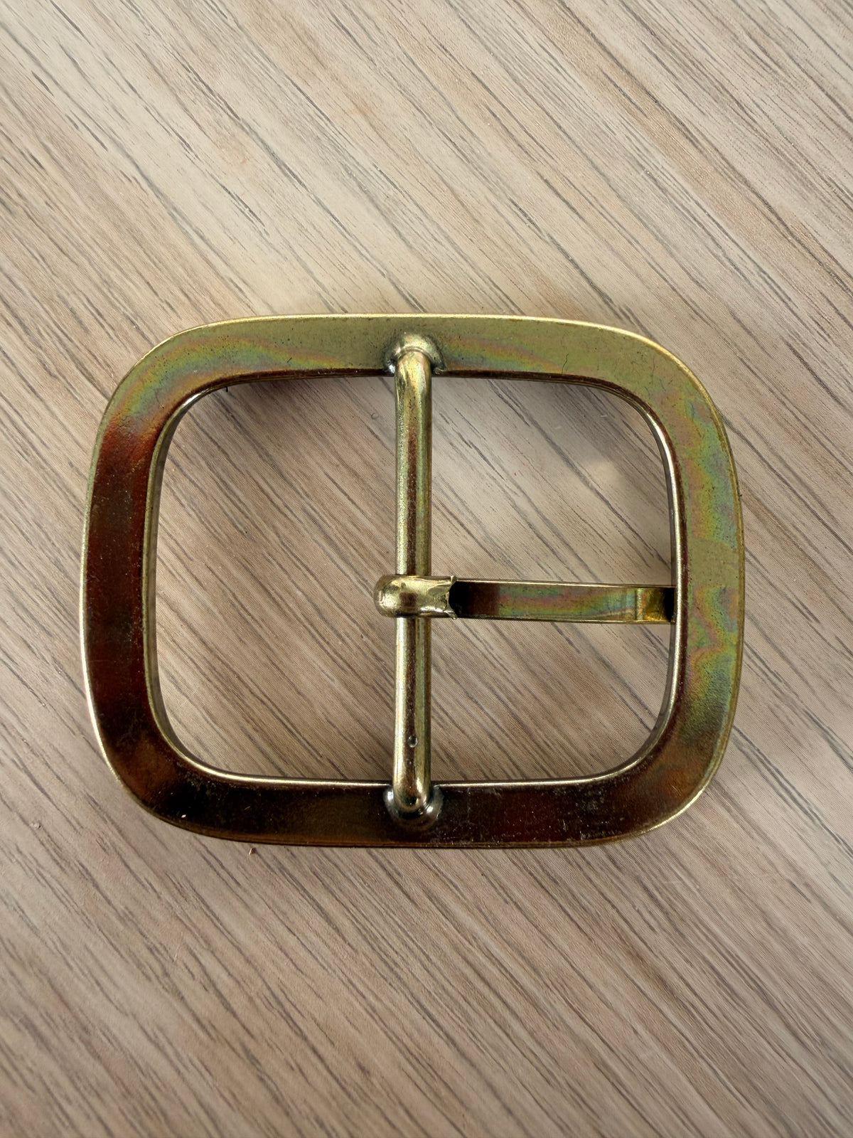 BOUCLE DE CEINTURE DORÉE VIEILLIE – SPÉCIALE TRENCH – 6,5 × 5,8 CM
