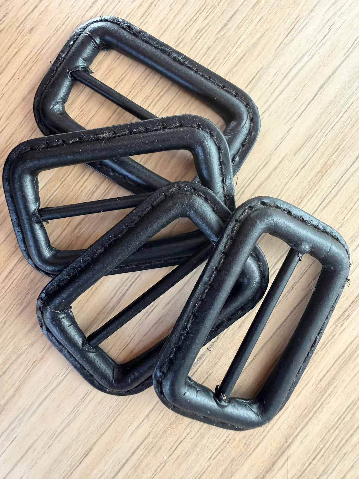 BOUCLES IMITATIONS CUIR NOIRES – 4,5 × 3 cm