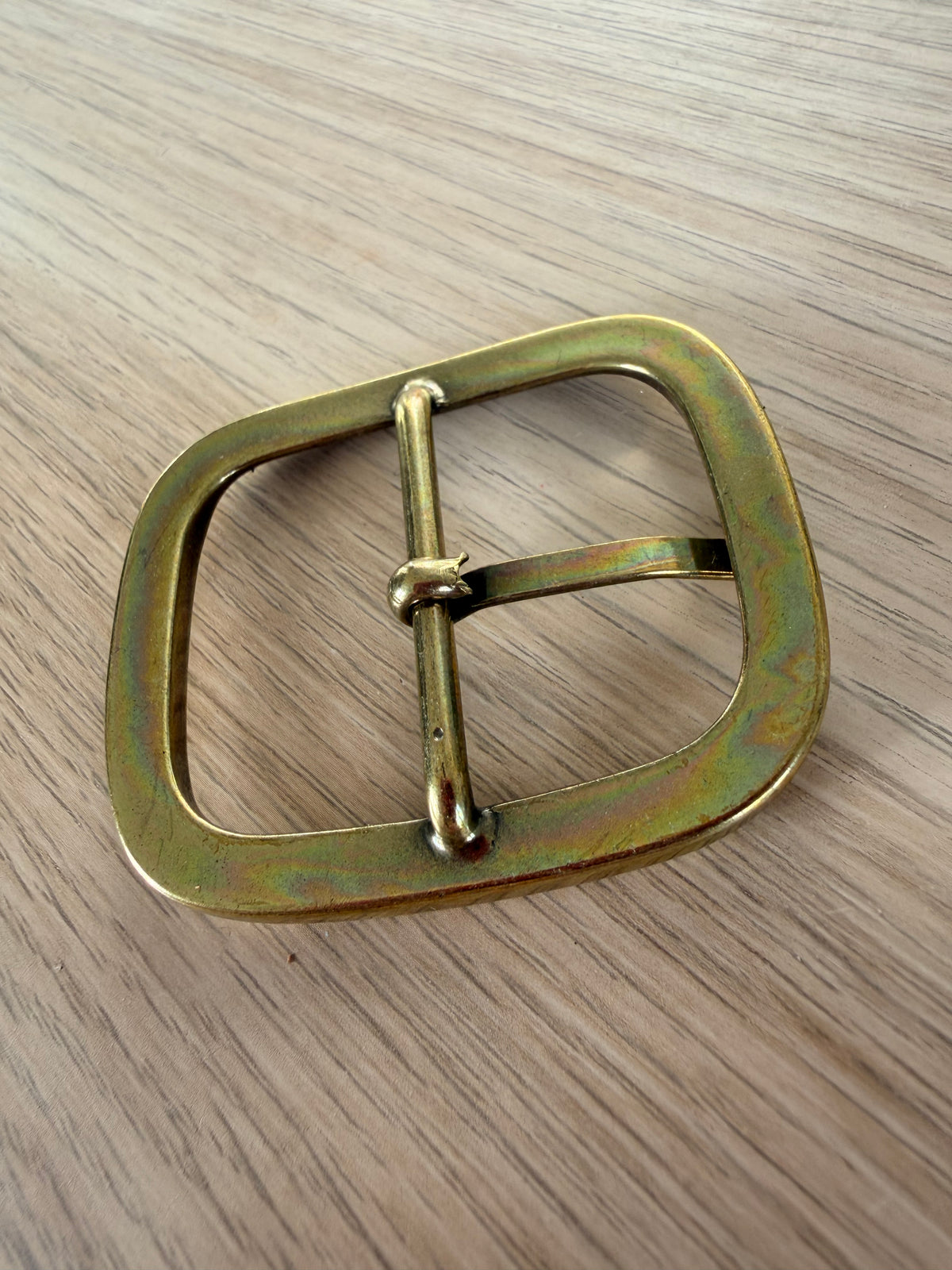 BOUCLE DE CEINTURE DORÉE VIEILLIE – SPÉCIALE TRENCH – 6,5 × 5,8 CM