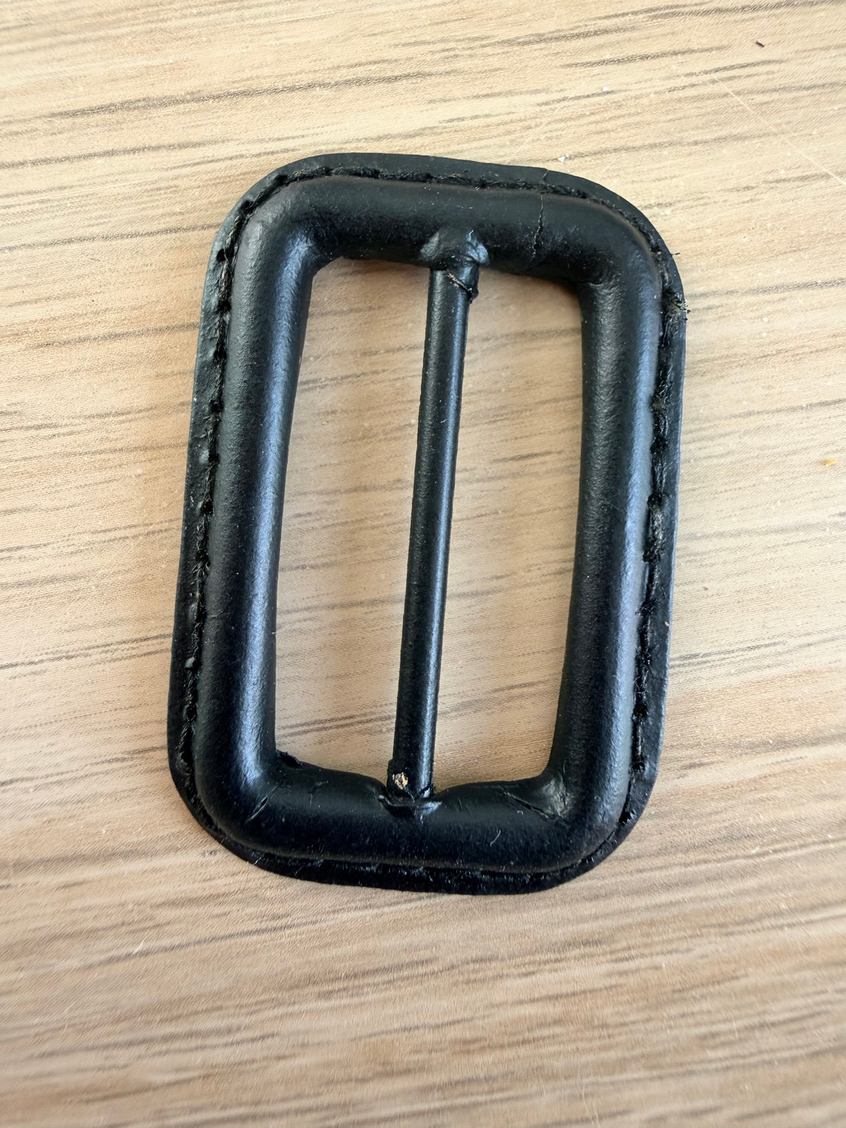 BOUCLES IMITATIONS CUIR NOIRES – 4,5 × 3 cm