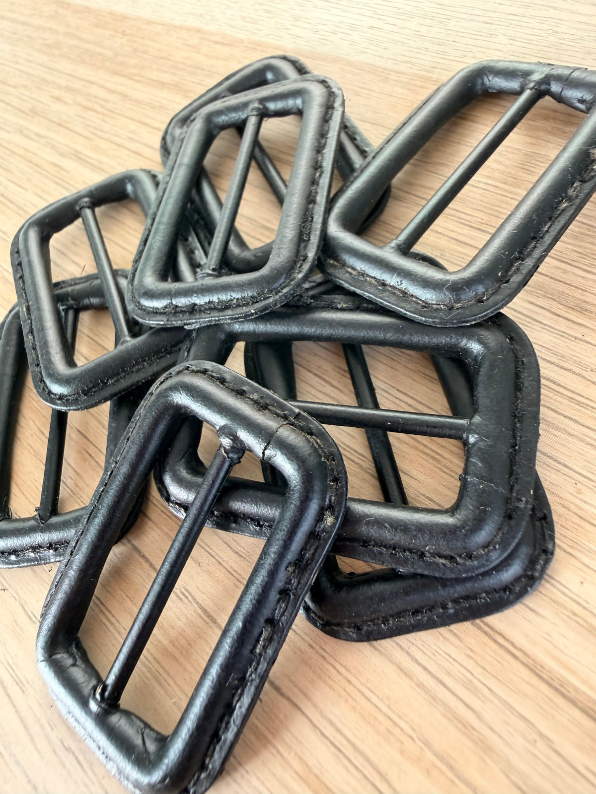 BOUCLES IMITATIONS CUIR NOIRES – 4,5 × 3 cm
